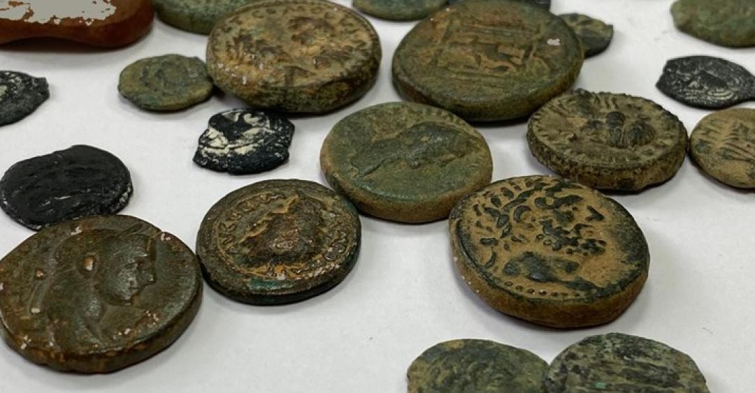 Antica moneta asmonea rinvenuta in casa di un arabo di Gerusalemme