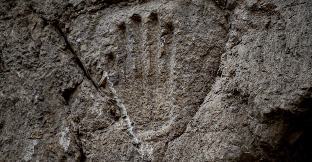 Gerusalemme, misteriosa impronta di una mano scoperta in un fossato di 1.000 anni fa
