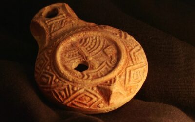 ISRAELE Ritrovata una lampada a olio con la menorah risalente a oltre 1700 anni fa