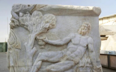 A Cesarea riemerge un sarcofago romano di 1.700 anni con incisi Ercole e Dioniso